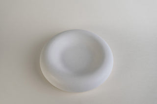 Round Dish, piattino rotondo in Jesmonite bianco, vista dall'alto su fondo grigio chiaro