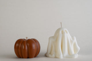 Ghost & Mini Pumpkin Candle Set Terracotta, candela zucca terracotta e candela fantasma avorio affiancate