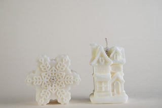 Snowflake & Christmas Townhouse Candle Gift Set, candela fiocco di neve e casetta di Natale color avorio