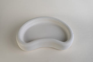 Mezzaluna Tray, vassoio a mezzaluna in Jesmonite bianco, vista dall'alto su fondo grigio chiaro