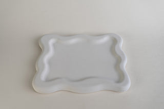 Wavy Square Tray, vassoio quadrato con bordo ondulato in Jesmonite bianco, vista dall'alto