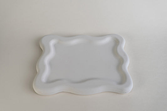 Wavy Square Tray, vassoio quadrato con bordo ondulato in Jesmonite bianco, vista dall'alto